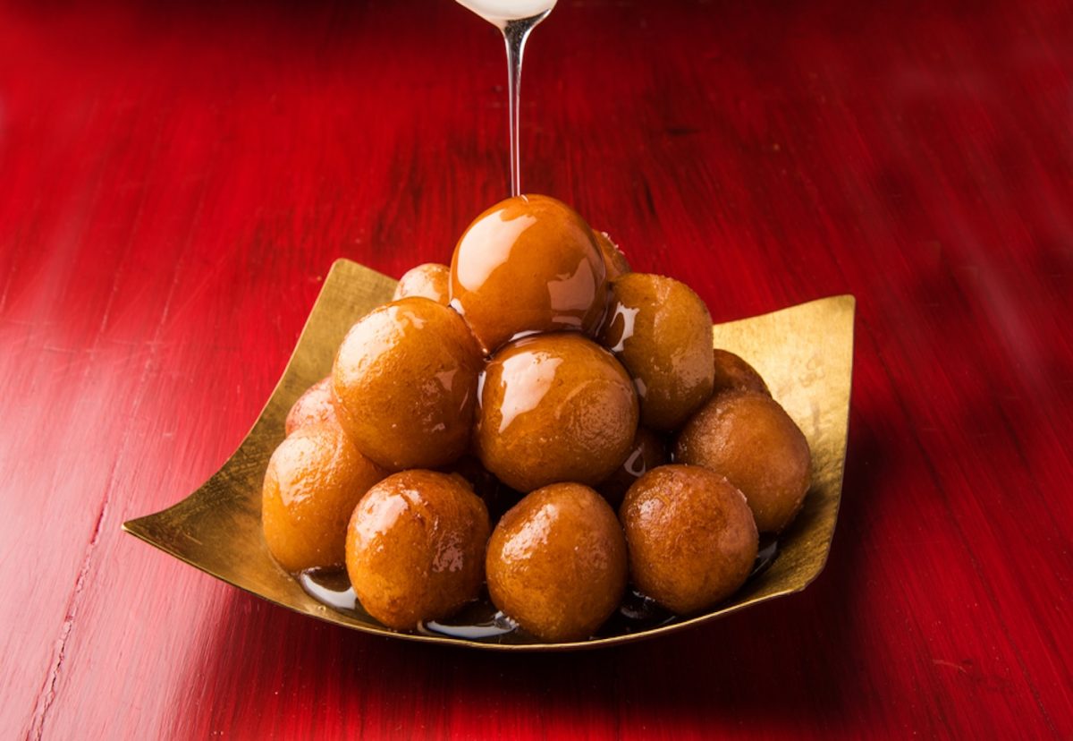 Gulab jamun. un delicioso dulce indio empapado en almíbar