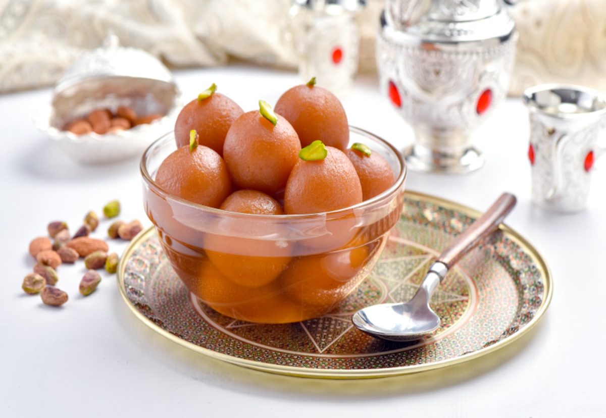 Gulab jamun. un delicioso dulce indio empapado en almíbar