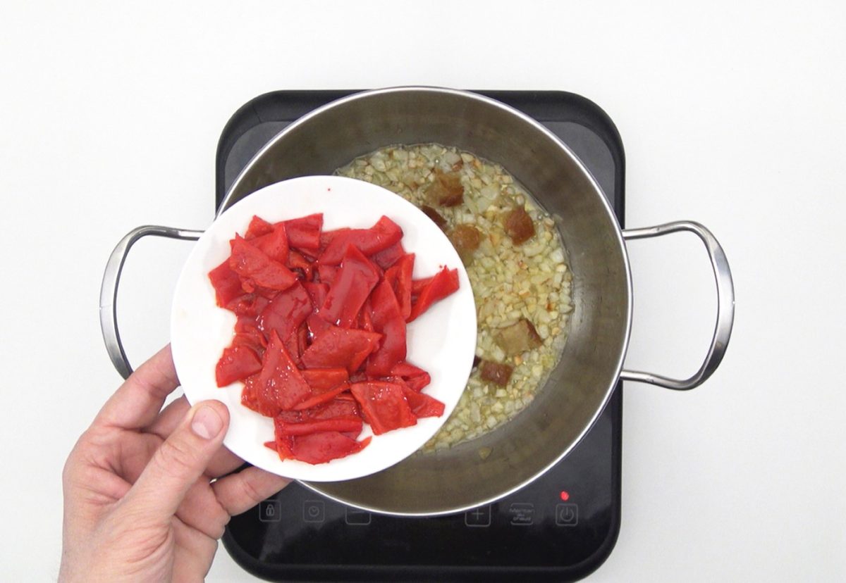 Merluza en salsa vizcaína. Una receta tradicional con pimientos
