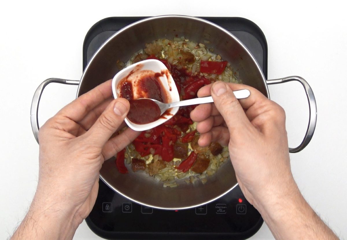 Merluza en salsa vizcaína. Una receta tradicional con pimientos