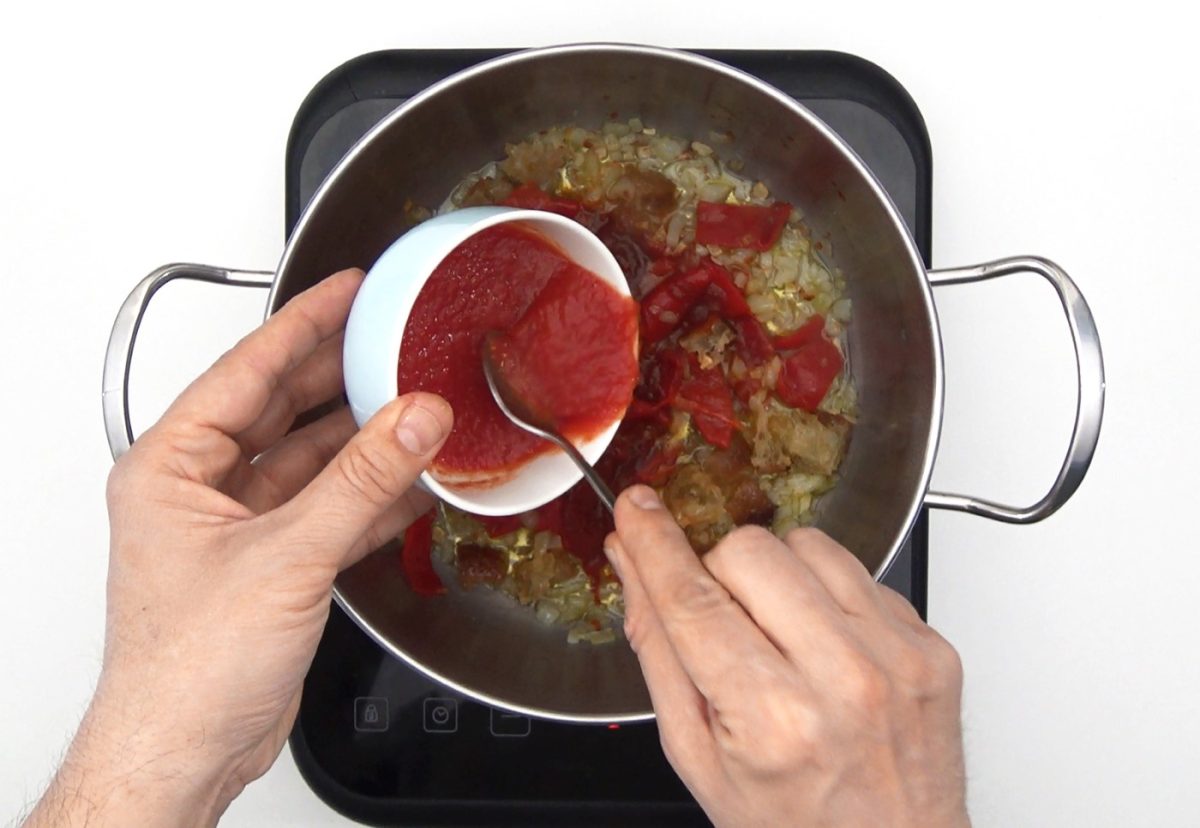Merluza en salsa vizcaína. Una receta tradicional con pimientos