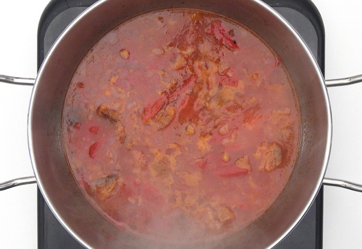 Merluza en salsa vizcaína. Una receta tradicional con pimientos