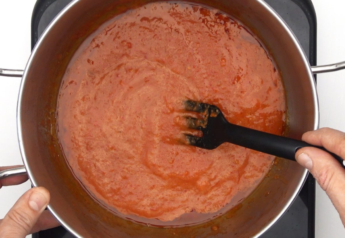 Merluza en salsa vizcaína. Una receta tradicional con pimientos