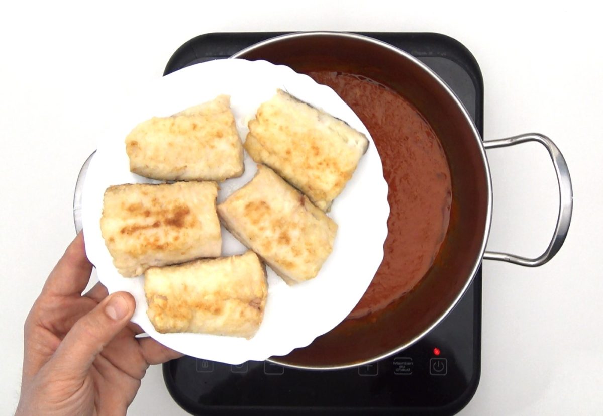 Merluza en salsa vizcaína. Una receta tradicional con pimientos