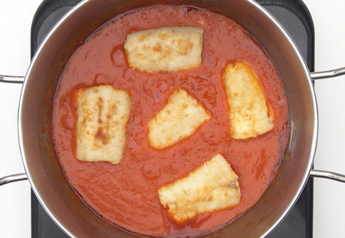 Merluza en salsa vizcaína. Una receta tradicional con pimientos