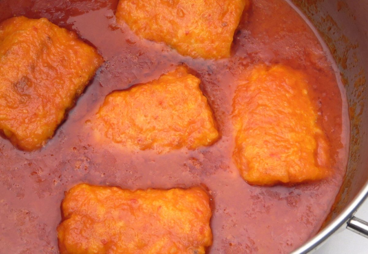 Merluza en salsa vizcaína. Una receta tradicional con pimientos