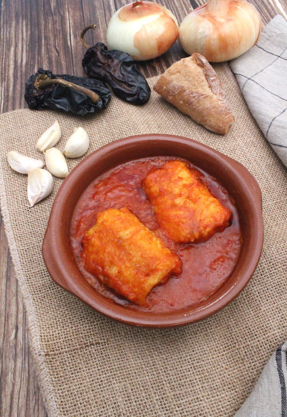 Merluza en salsa vizcaína. Una receta tradicional con pimientos