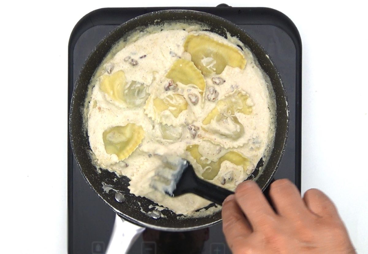 Mezzelune de boletus con trufa en salsa de nata y nueces