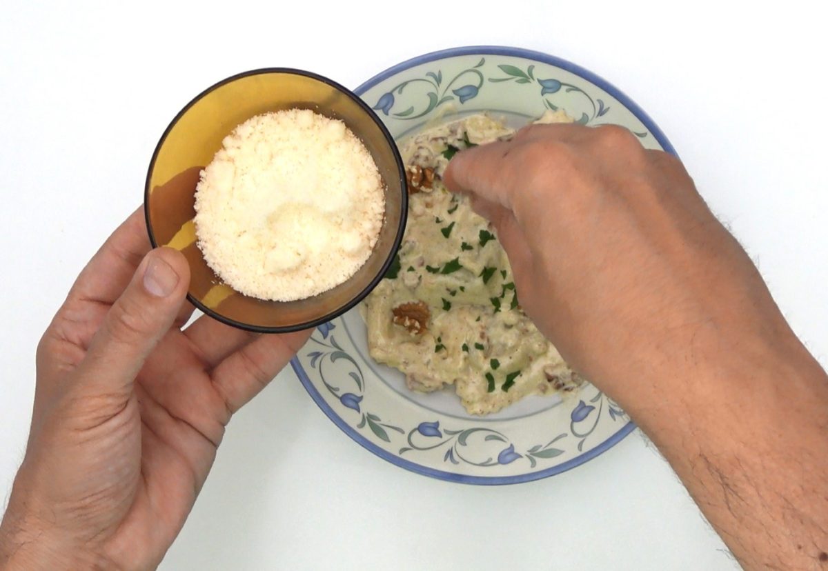 Mezzelune de boletus con trufa en salsa de nata y nueces