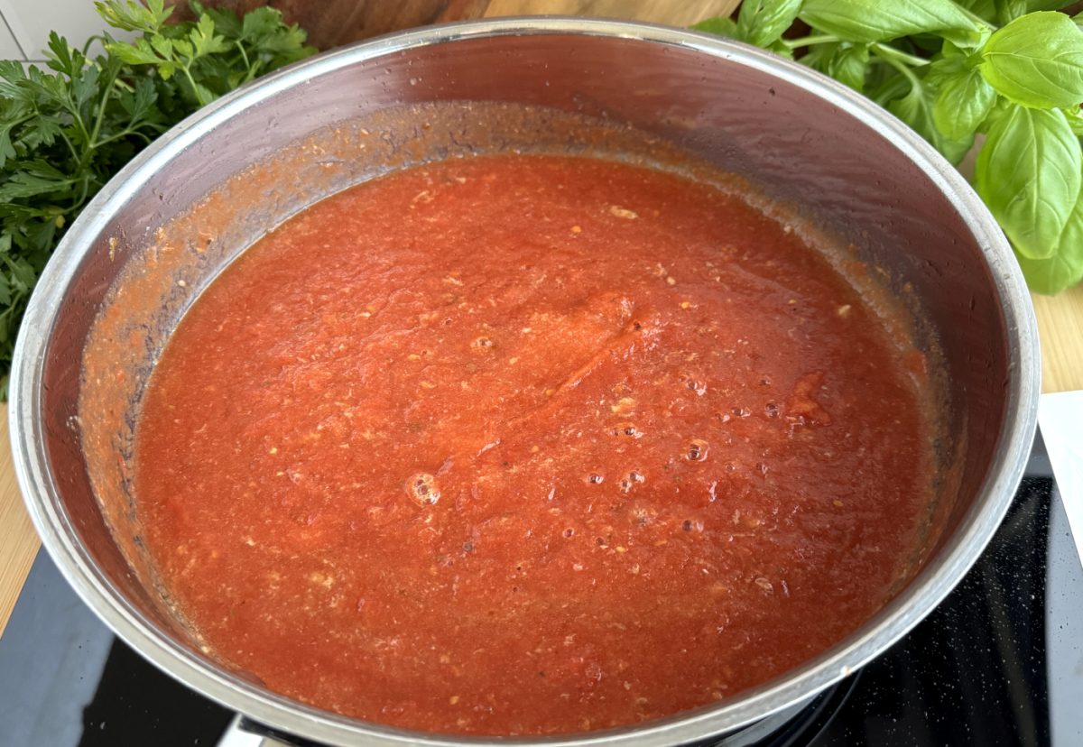 Pasta con salsa marinara con penne ziti rigate