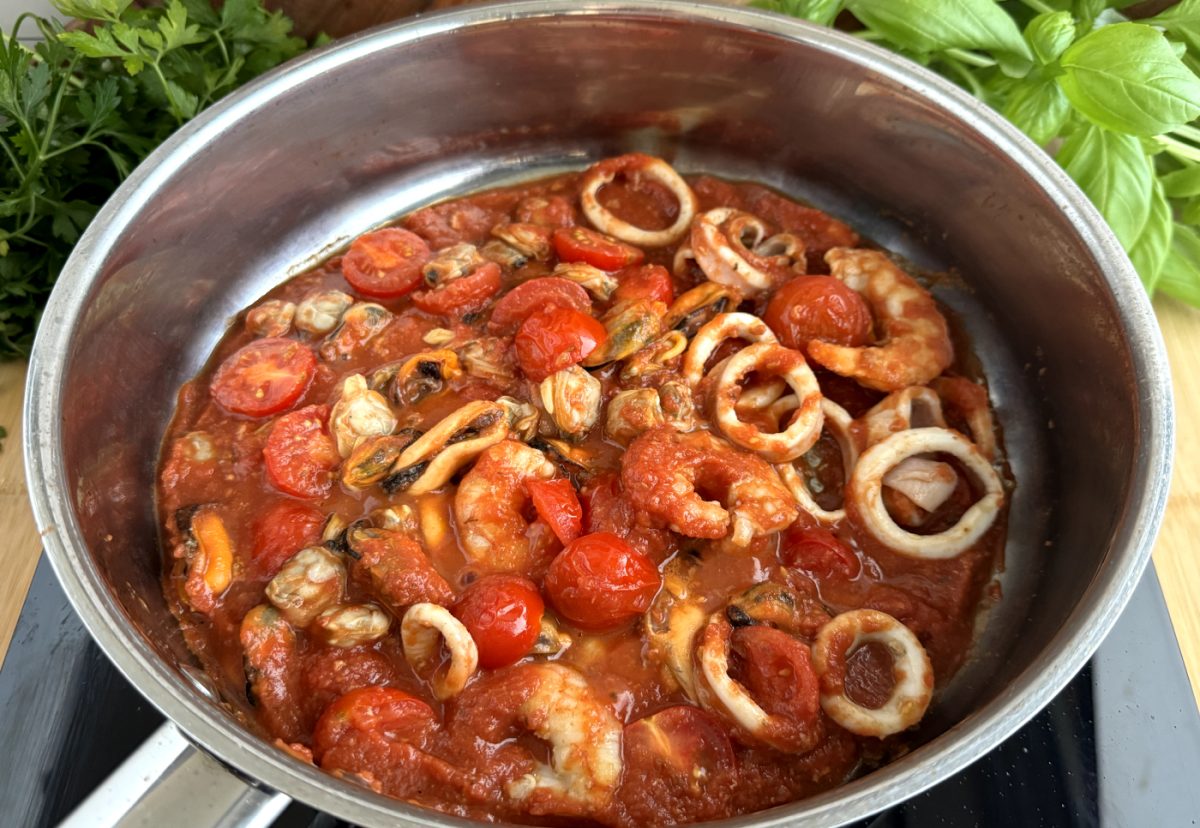 Pasta con salsa marinara con penne ziti rigate