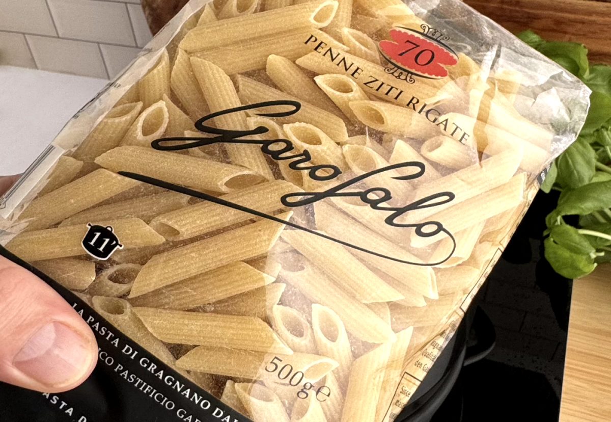 Pasta con salsa marinara con penne ziti rigate