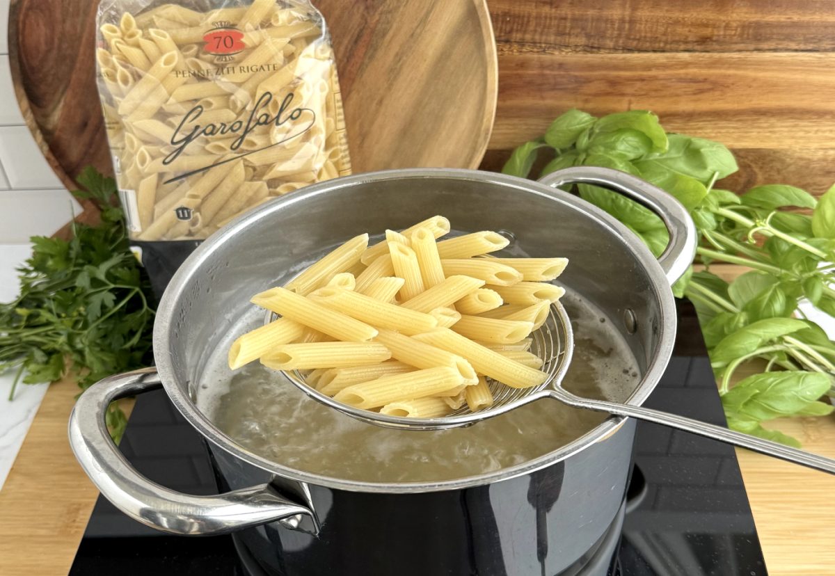 Pasta con salsa marinara con penne ziti rigate