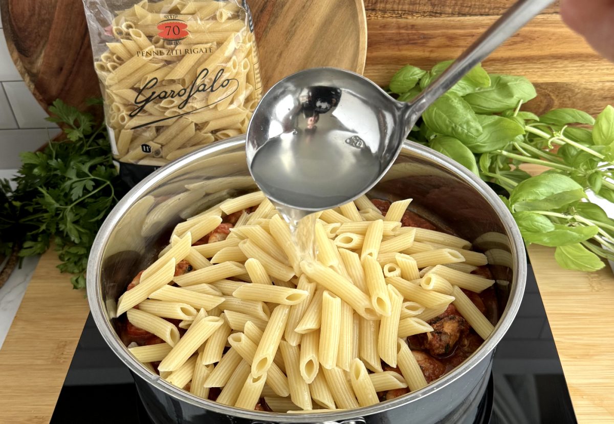 Pasta con salsa marinara con penne ziti rigate