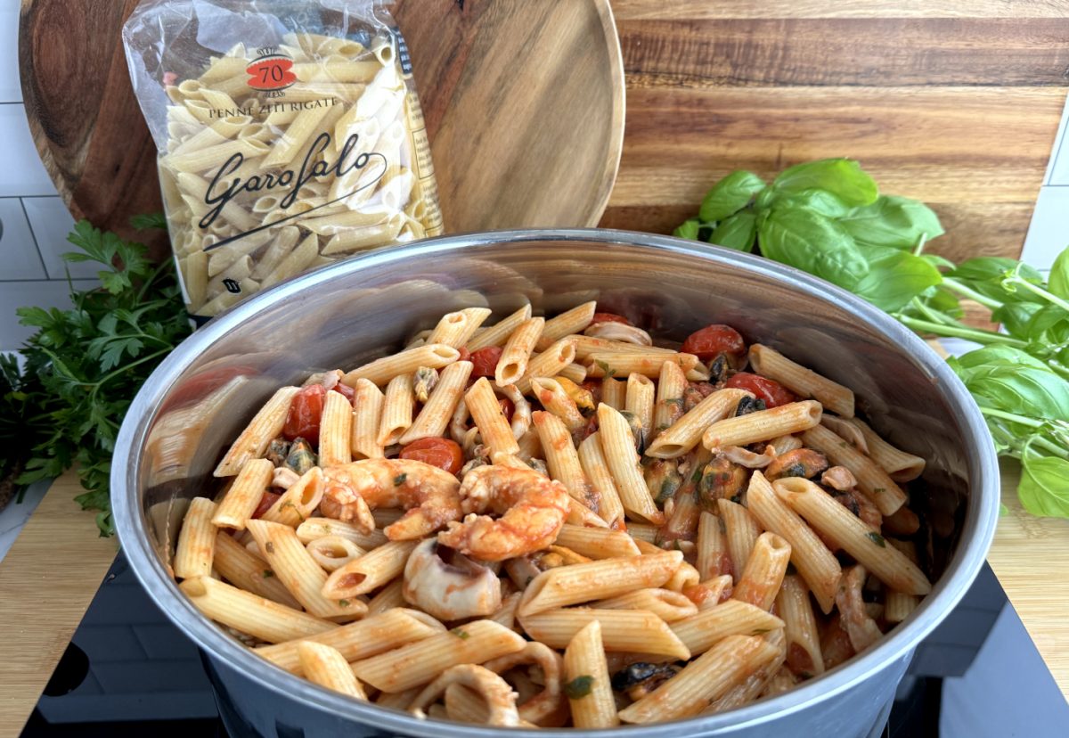 Pasta con salsa marinara con penne ziti rigate