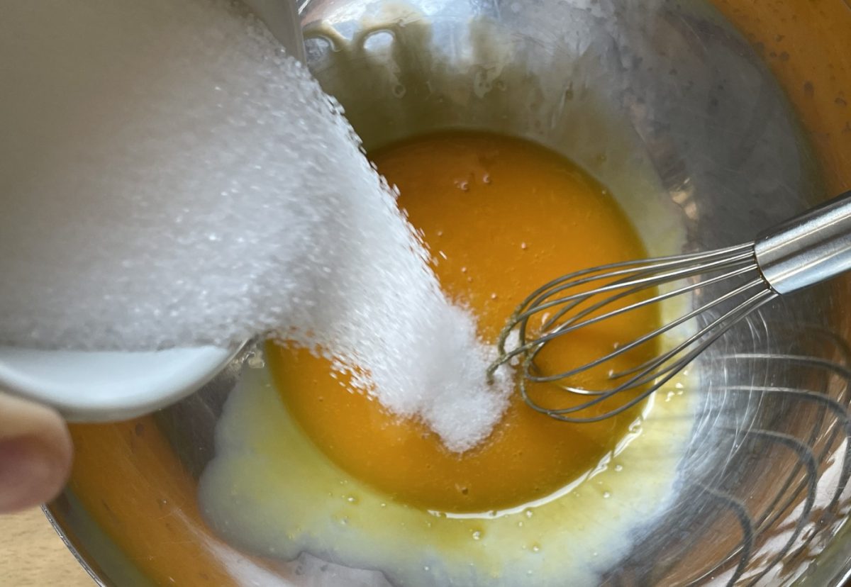 Pastel ruso. Un postre delicioso con crema pastelera y merengue