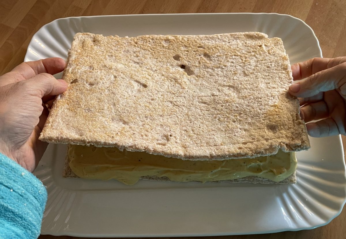 Pastel ruso. Un postre delicioso con crema pastelera y merengue