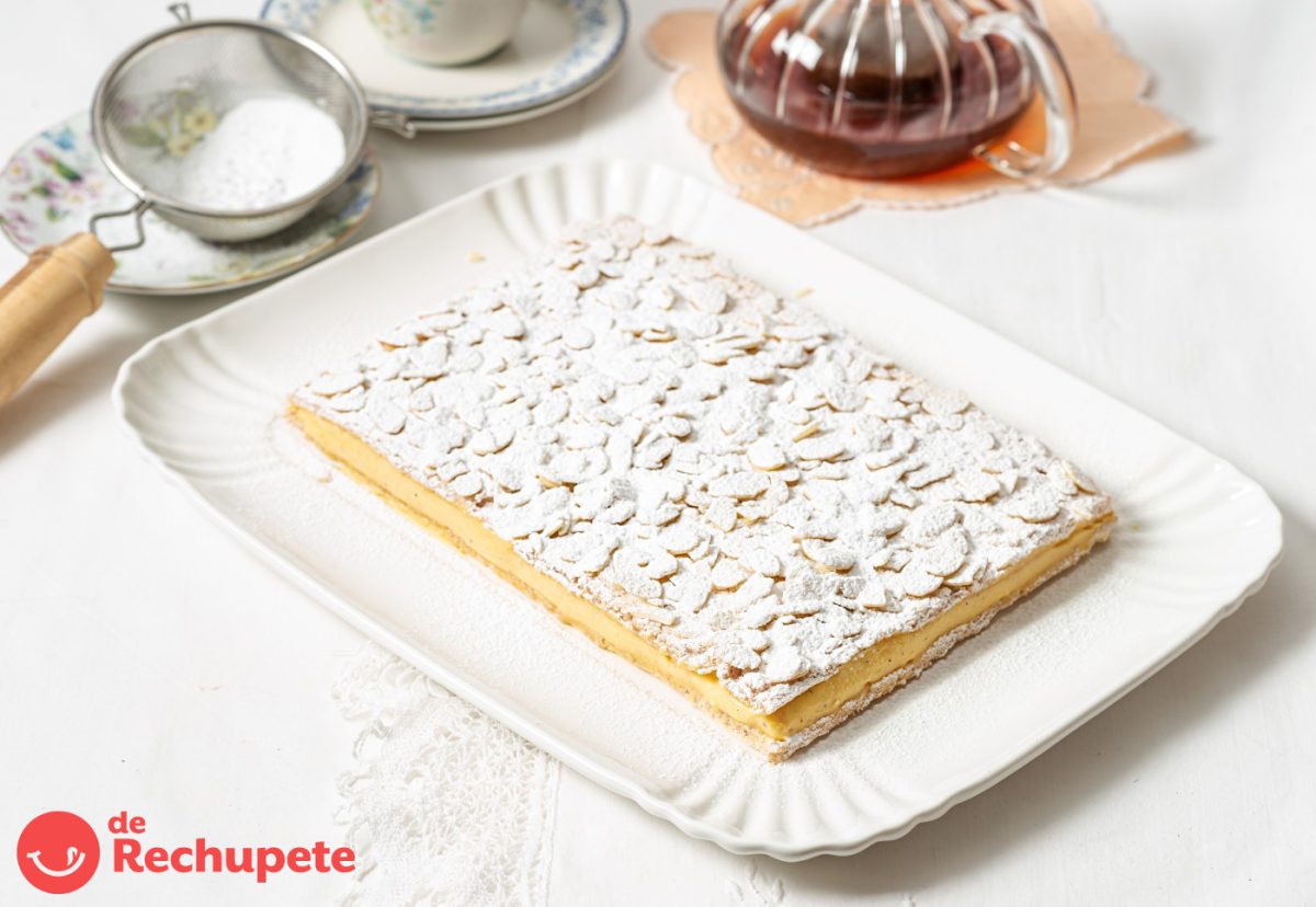 Pastel ruso. Un postre delicioso con crema pastelera y merengue