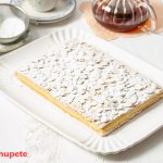 Pastel ruso. Un postre delicioso con crema pastelera y merengue