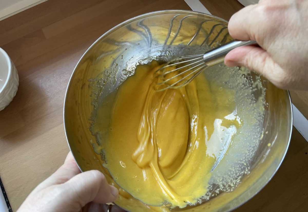 Pastel ruso. Un postre delicioso con crema pastelera y merengue