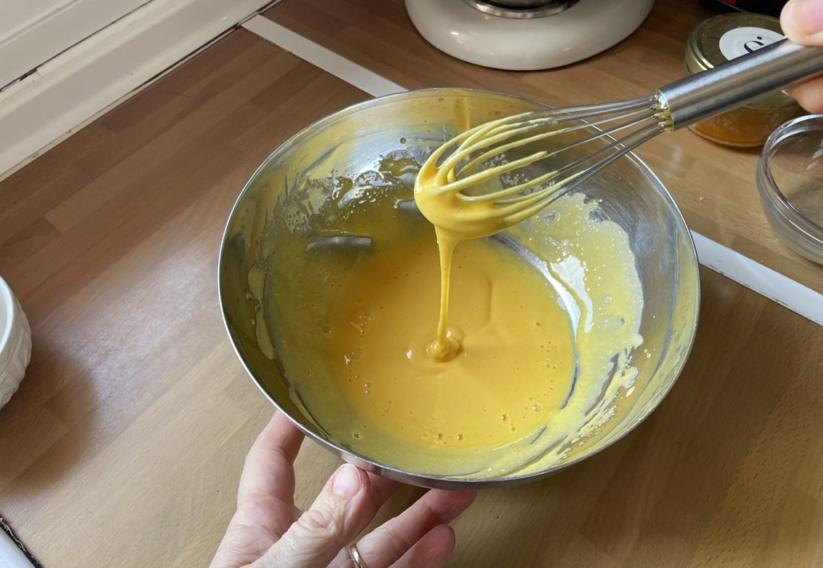 Pastel ruso. Un postre delicioso con crema pastelera y merengue