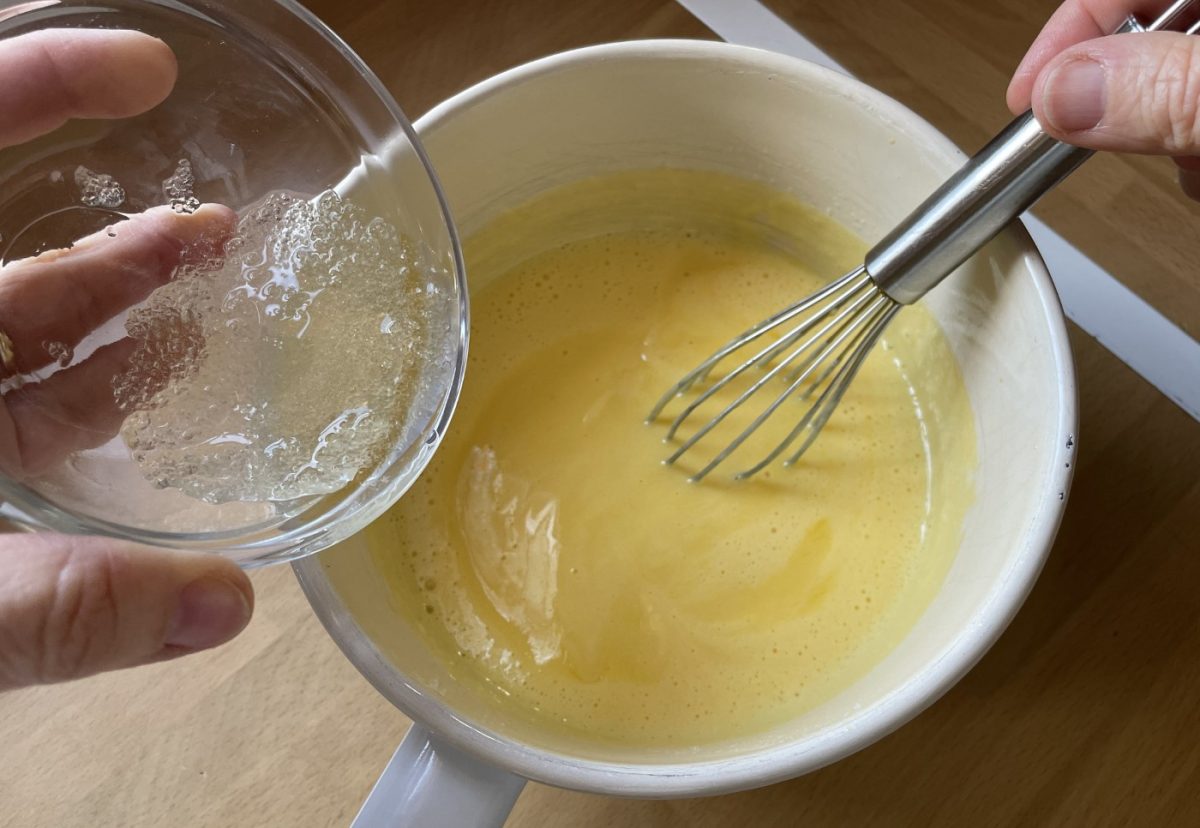 Pastel ruso. Un postre delicioso con crema pastelera y merengue