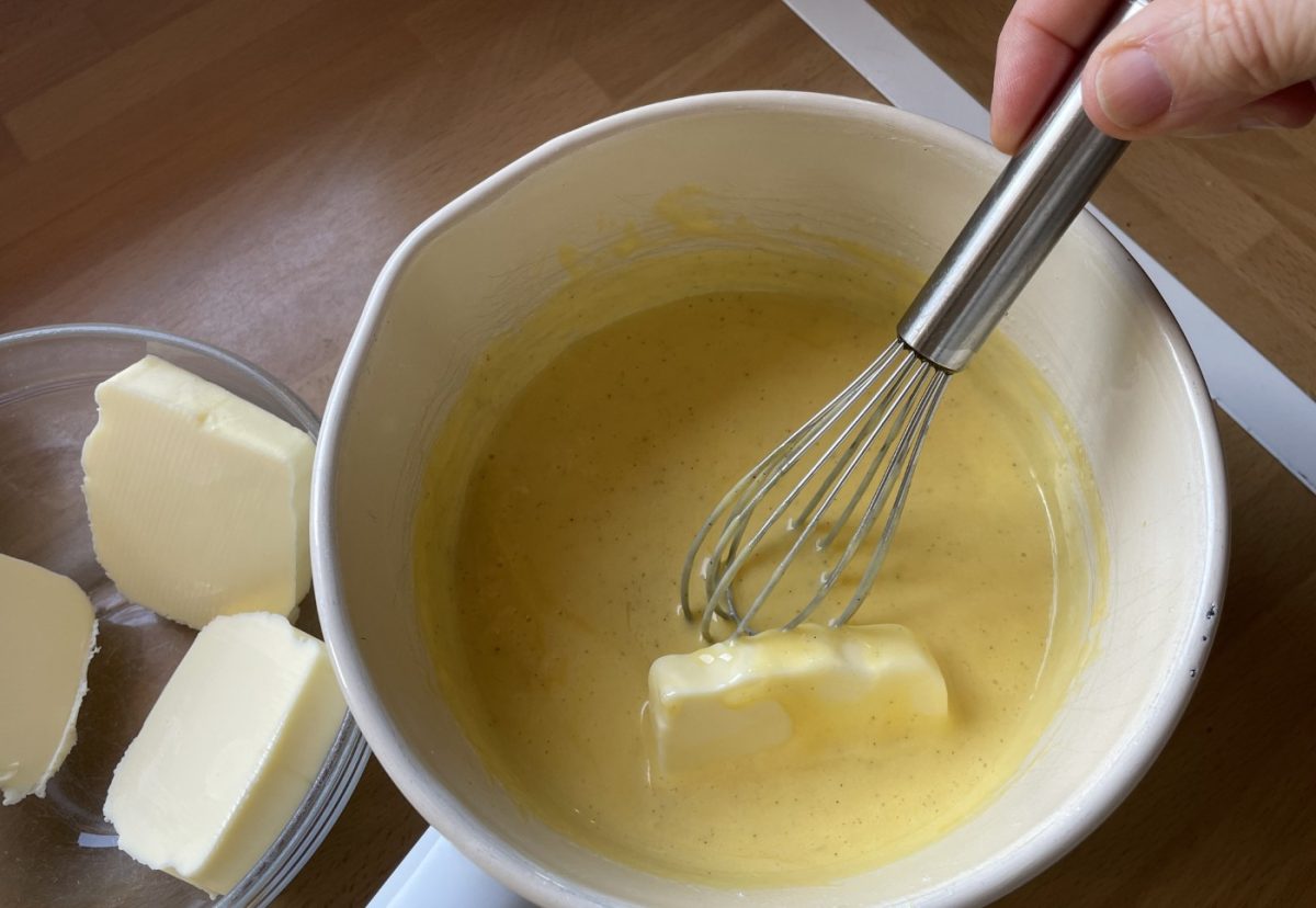 Pastel ruso. Un postre delicioso con crema pastelera y merengue