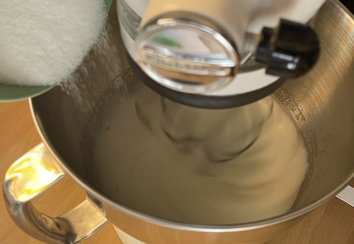Pastel ruso. Un postre delicioso con crema pastelera y merengue