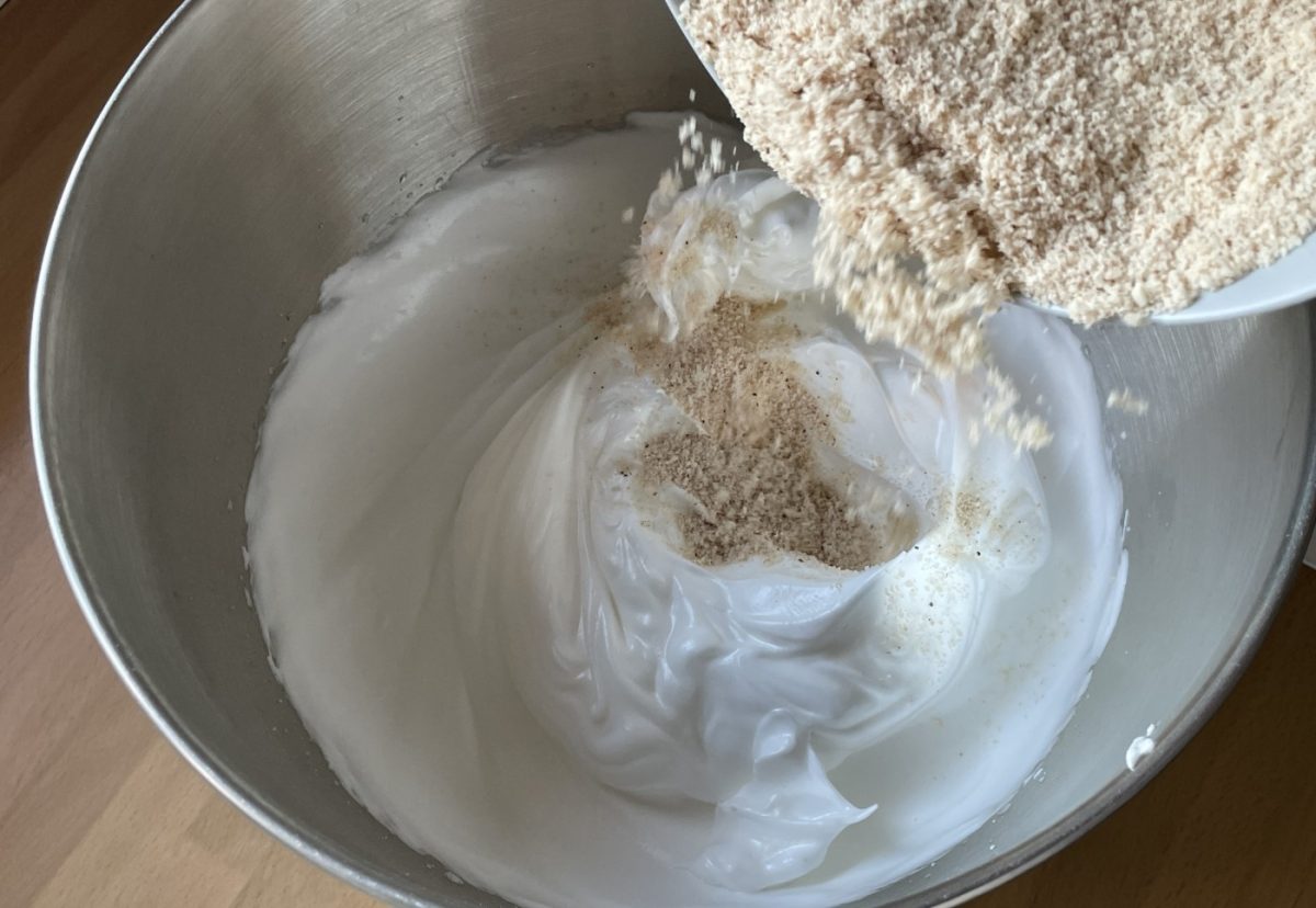 Pastel ruso. Un postre delicioso con crema pastelera y merengue