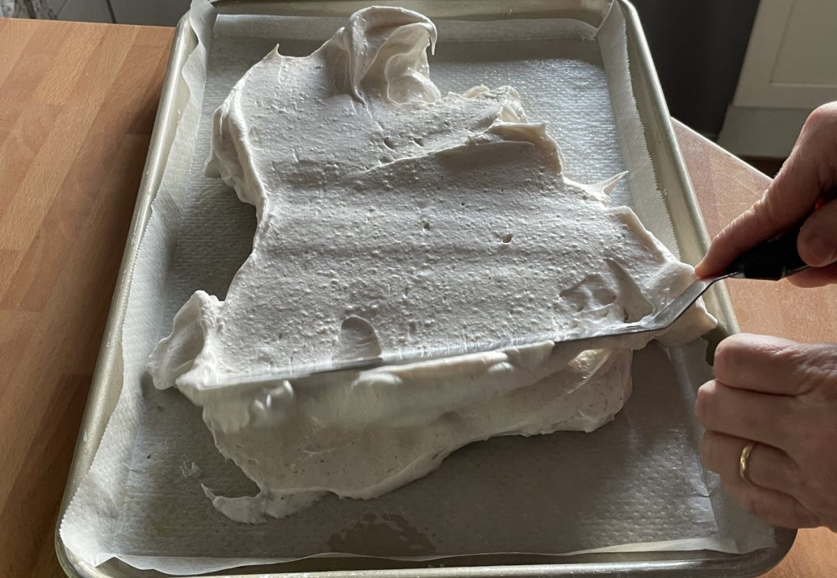 Pastel ruso. Un postre delicioso con crema pastelera y merengue