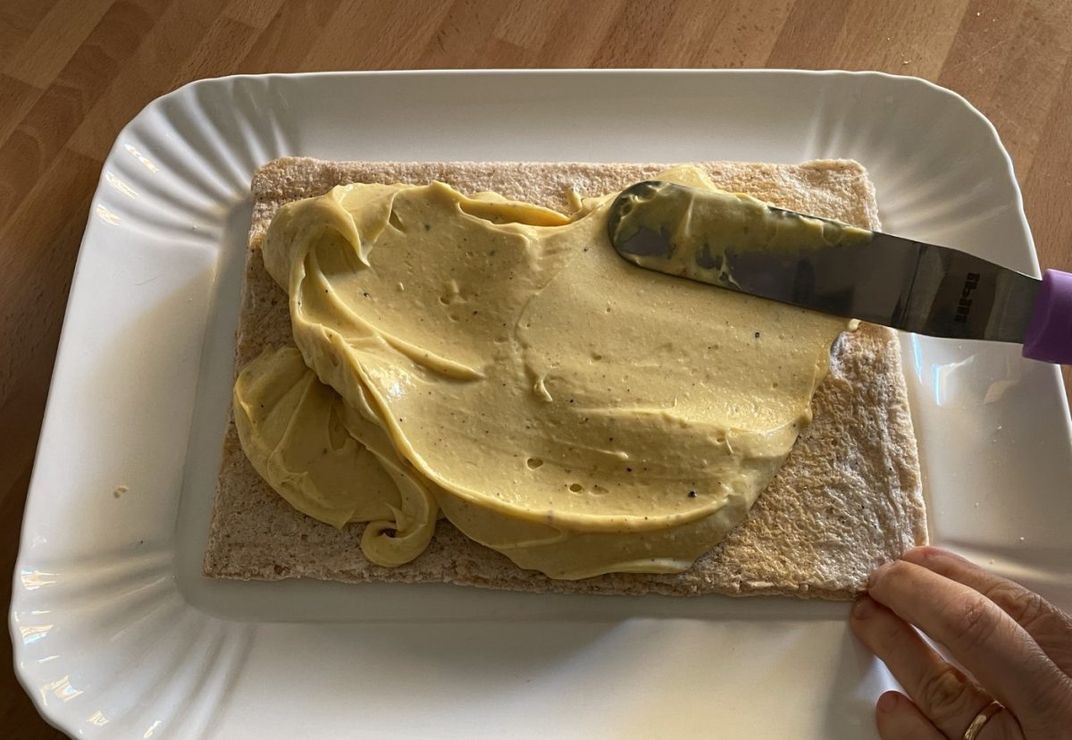 Pastel ruso. Un postre delicioso con crema pastelera y merengue