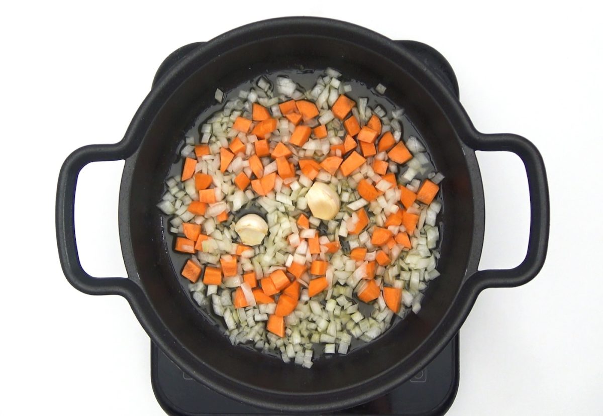 Receta de pollo guisado en salsa: sofreímos las verduras