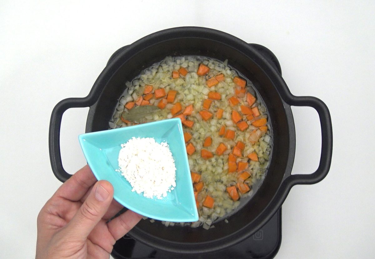 Receta de pollo guisado en salsa: añadimos el laurel y la harina