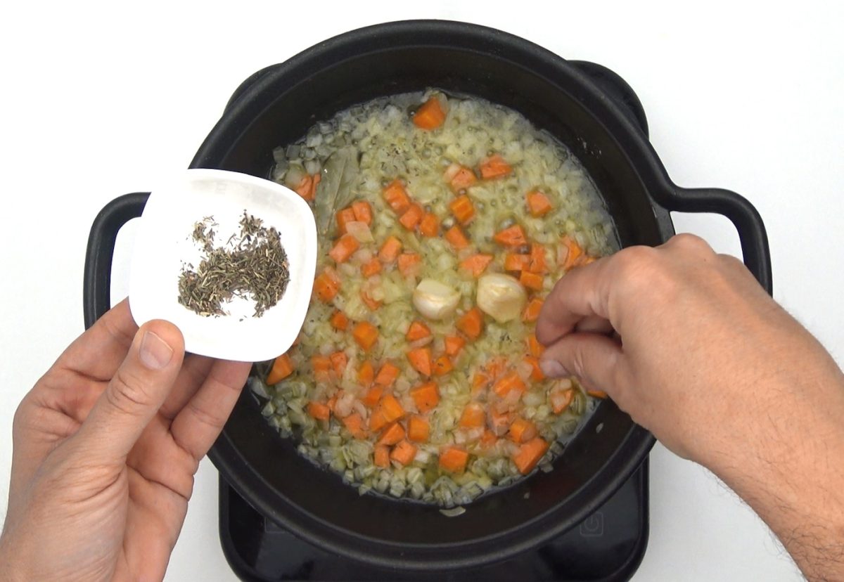 Receta de pollo guisado en salsa: añadimos las especias
