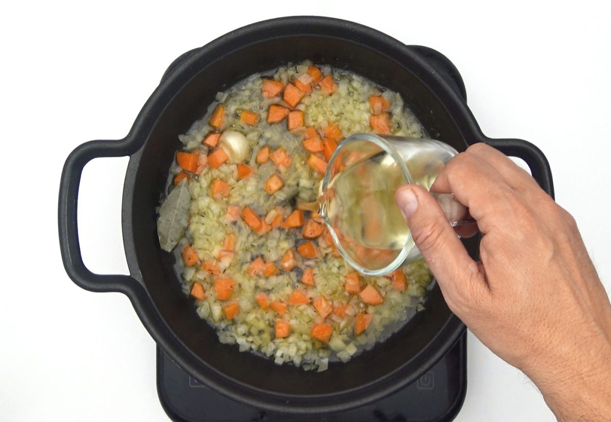 Receta de pollo guisado en salsa: añadimos el vino