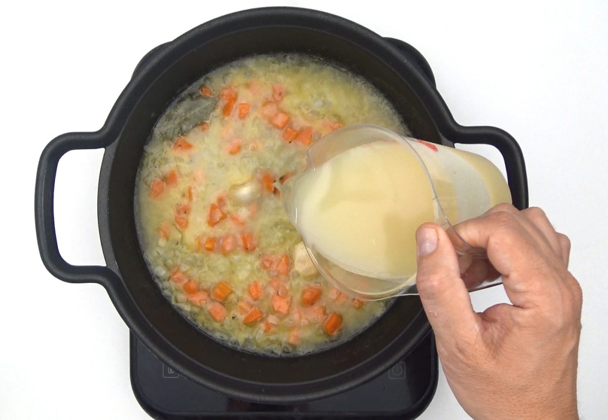 Receta de pollo guisado en salsa: añadimos el caldo