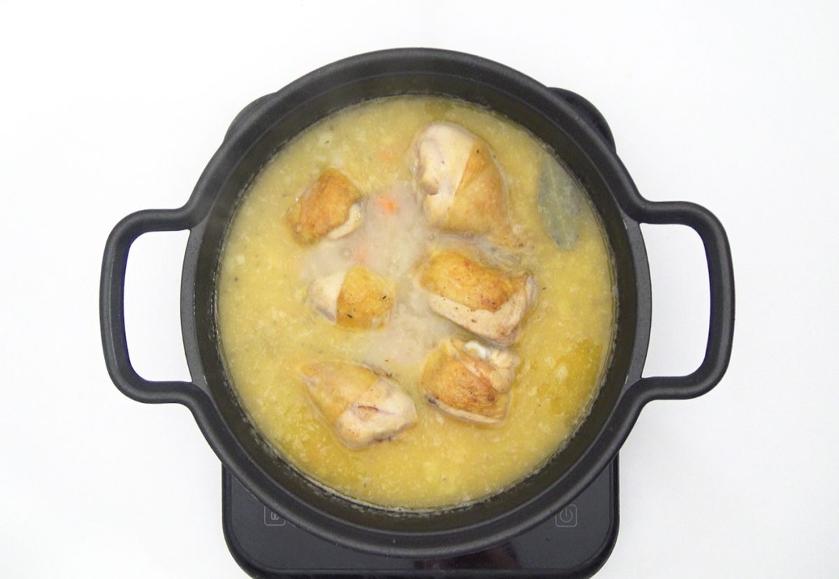 Receta de pollo guisado en salsa: guisamos con los muslos y dejamos reducir la salsa