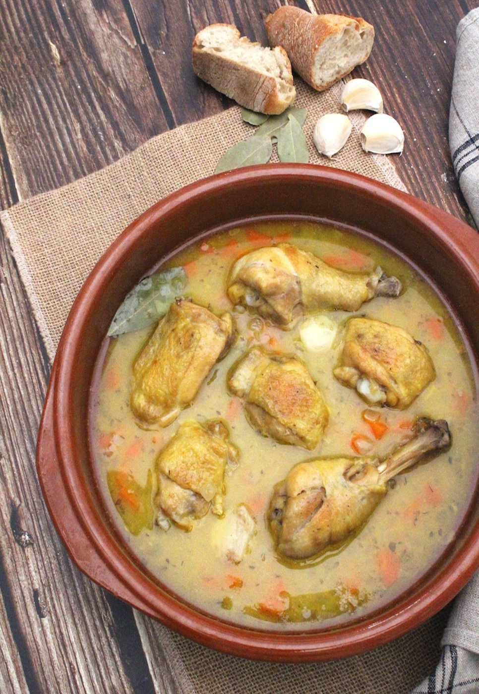 Receta de pollo guisado en salsa: presentación final