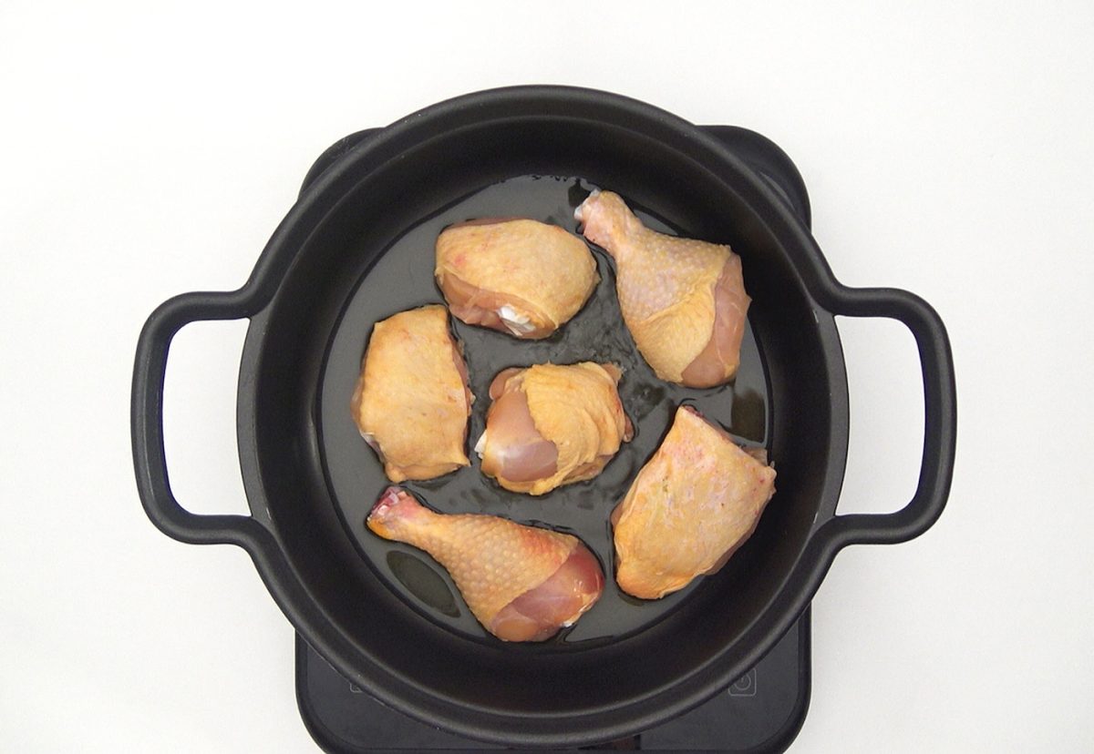 Receta de pollo guisado en salsa: doramos los muslos