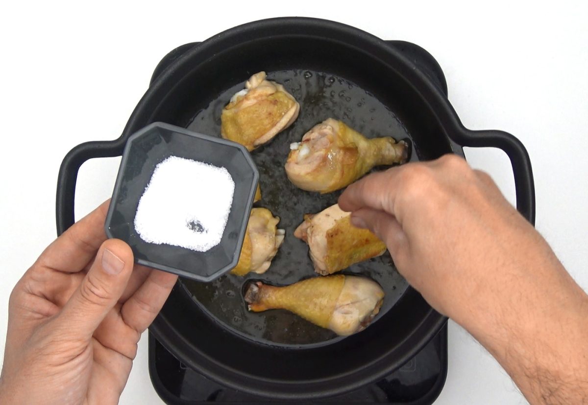 Receta de pollo guisado en salsa: salpimentamos