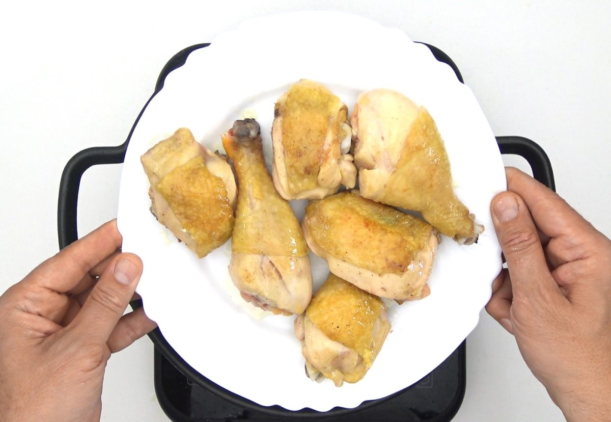 Receta de pollo guisado en salsa: reservamos los muslos