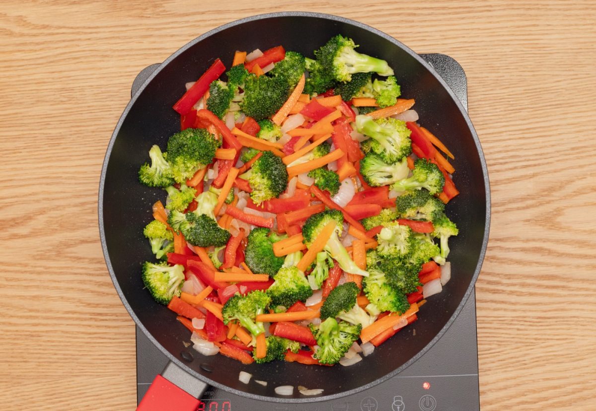 Wok de arroz con verduras y pollo. Un salteado perfecto para niños