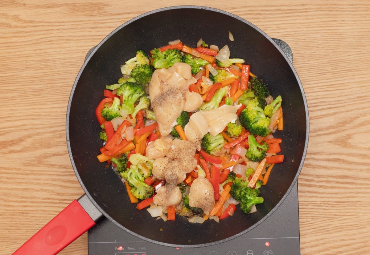 Wok de arroz con verduras y pollo. Un salteado perfecto para niños
