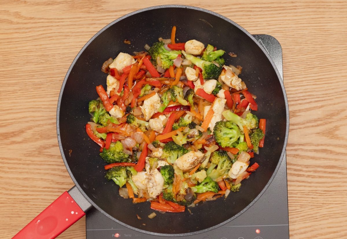 Wok de arroz con verduras y pollo. Un salteado perfecto para niños