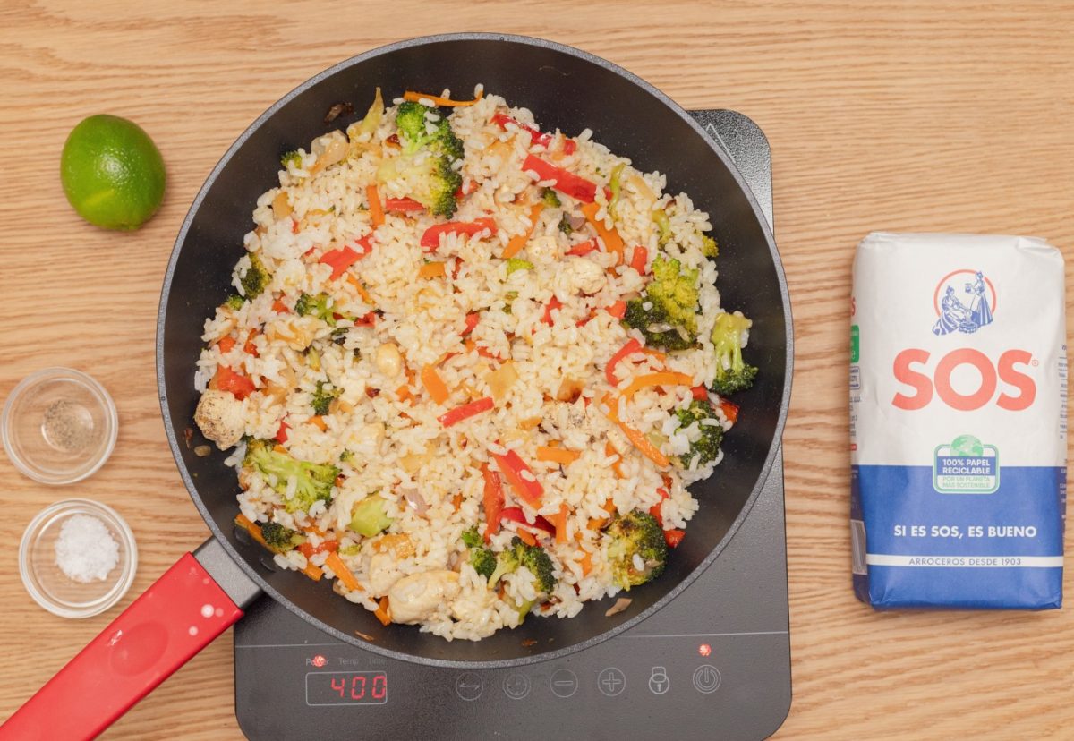 Wok de arroz con verduras y pollo. Un salteado perfecto para niños