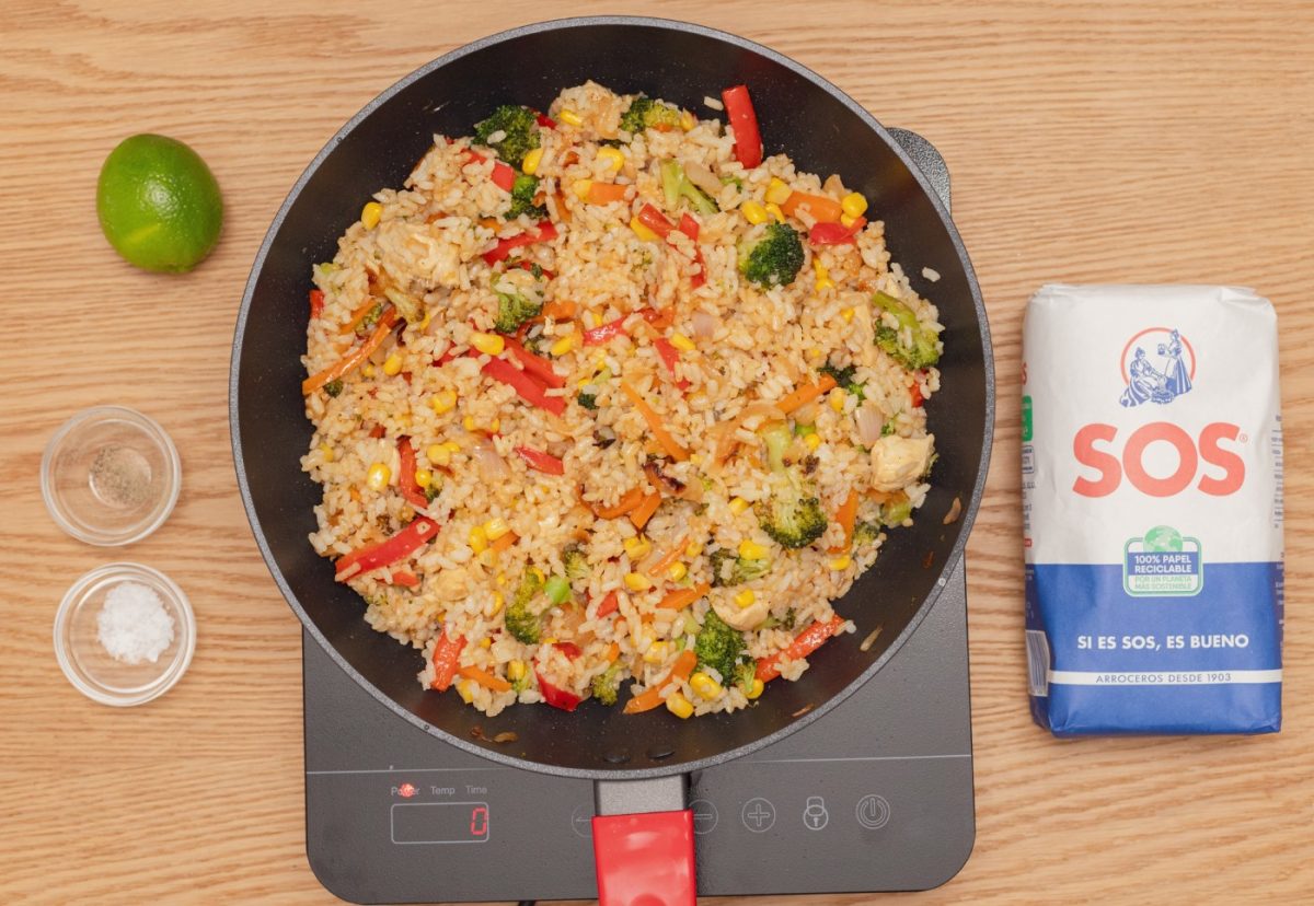 Wok de arroz con verduras y pollo. Un salteado perfecto para niños