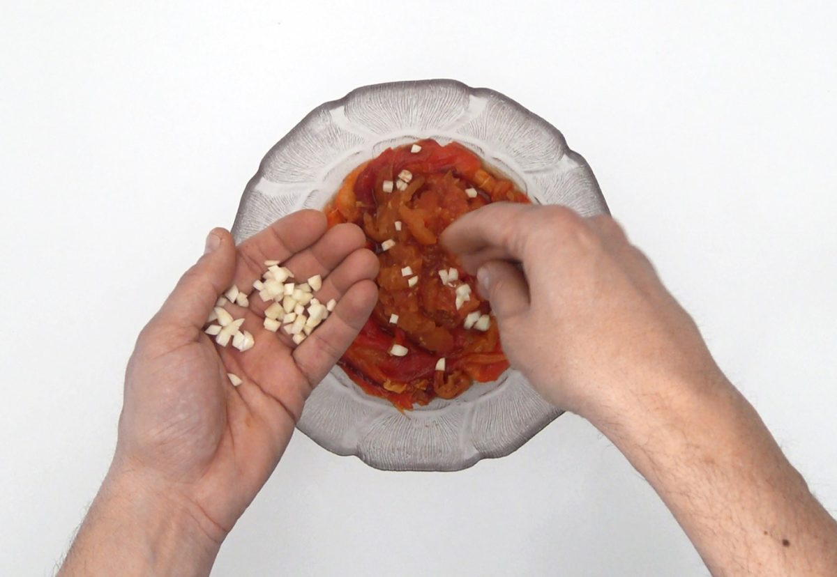 Zorongollo extremeño. La ensalada tradicional con pimientos asados