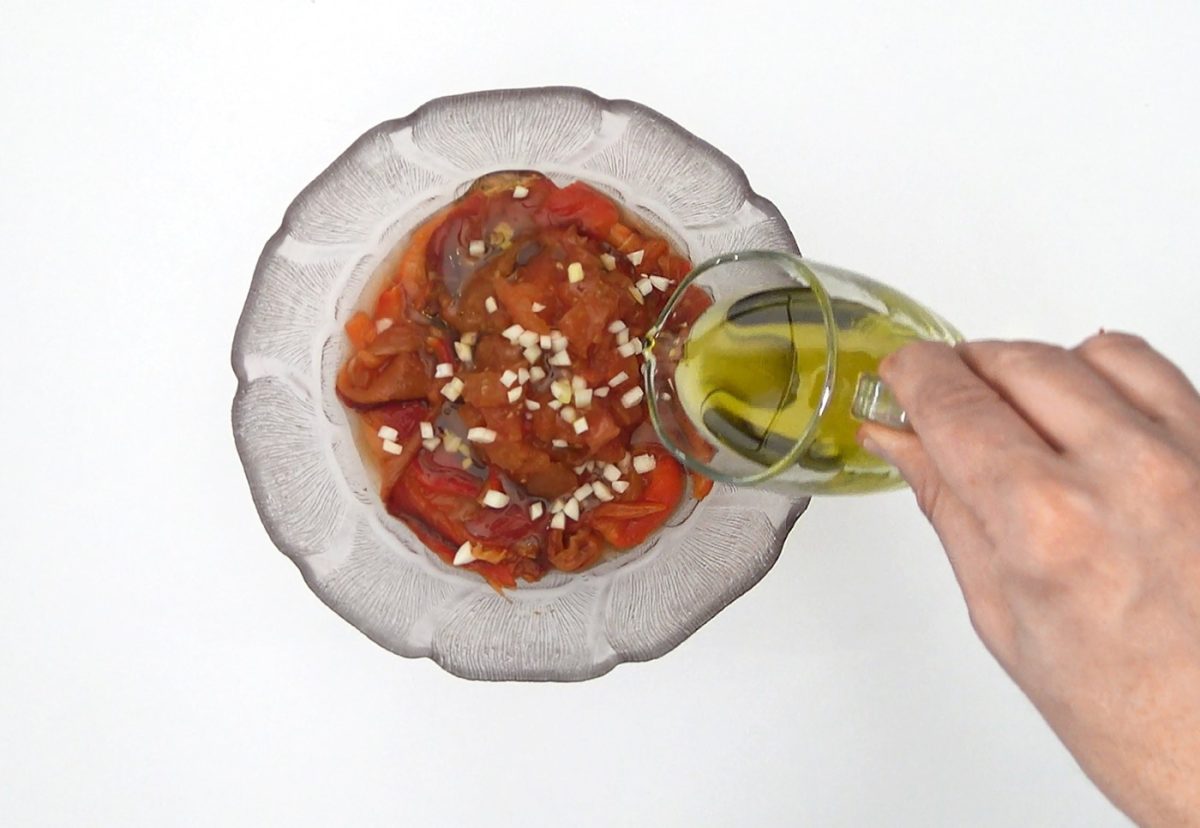 Zorongollo extremeño. La ensalada tradicional con pimientos asados