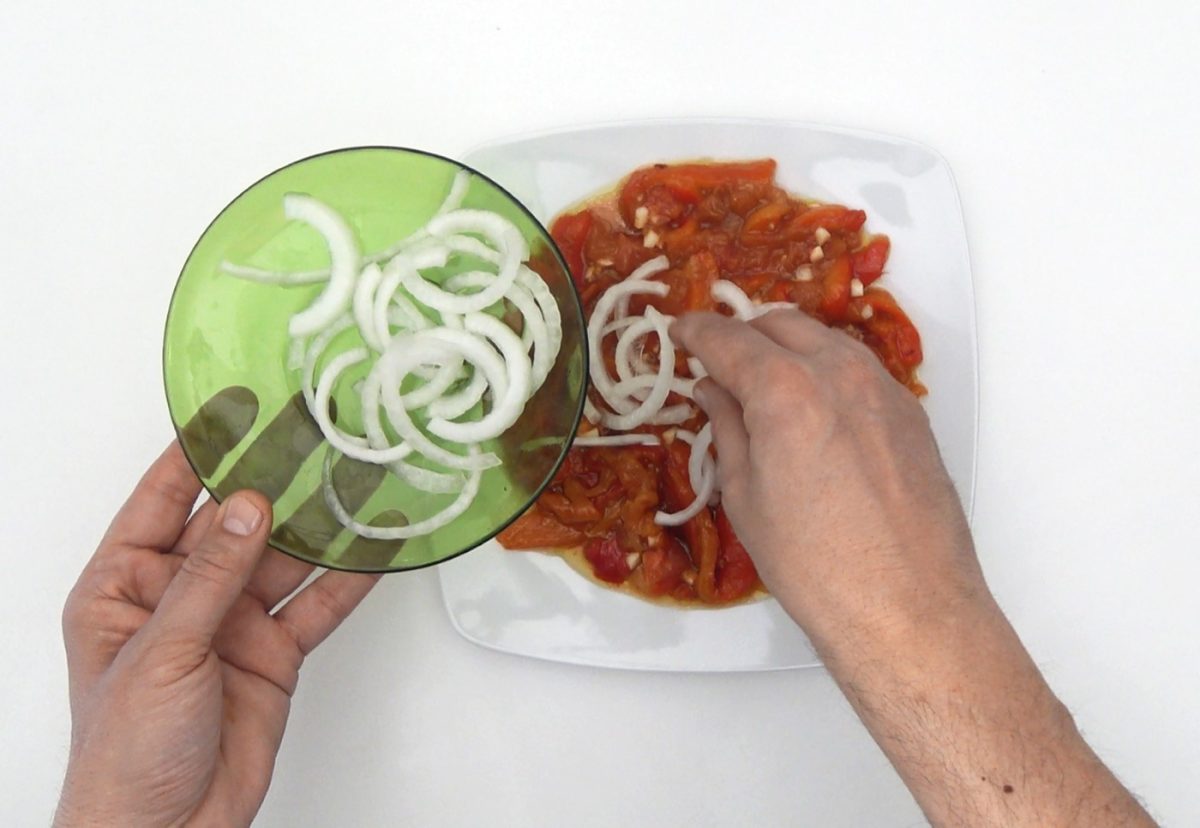 Zorongollo extremeño. La ensalada tradicional con pimientos asados