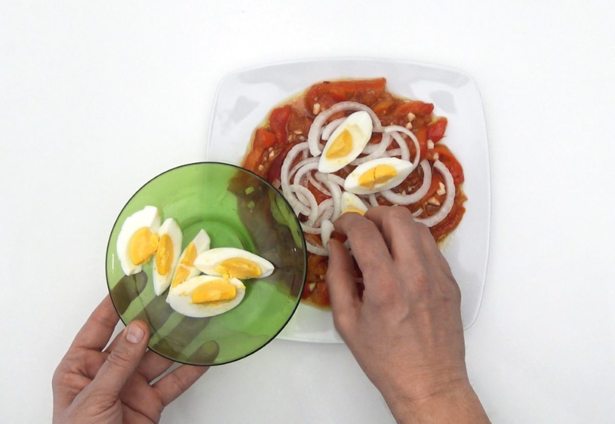 Zorongollo extremeño. La ensalada tradicional con pimientos asados